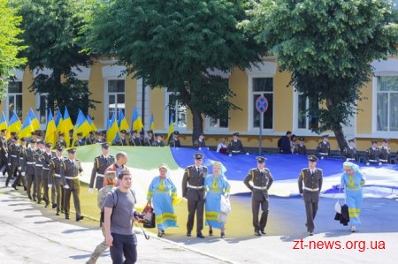 Патріотичною ходою та покладанням квітів розпочалося відзначення Дня Конституції