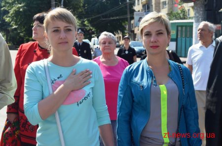 Патріотичною ходою та покладанням квітів розпочалося відзначення Дня Конституції