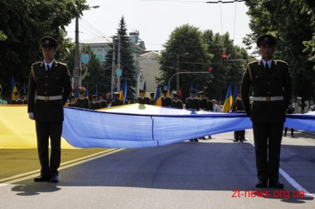 Патріотичною ходою та покладанням квітів розпочалося відзначення Дня Конституції