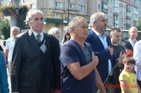 Патріотичною ходою та покладанням квітів розпочалося відзначення Дня Конституції
