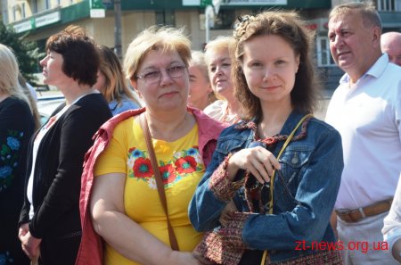 Патріотичною ходою та покладанням квітів розпочалося відзначення Дня Конституції