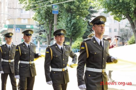 Патріотичною ходою та покладанням квітів розпочалося відзначення Дня Конституції