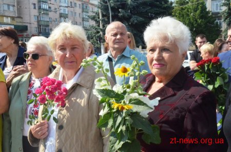 Патріотичною ходою та покладанням квітів розпочалося відзначення Дня Конституції