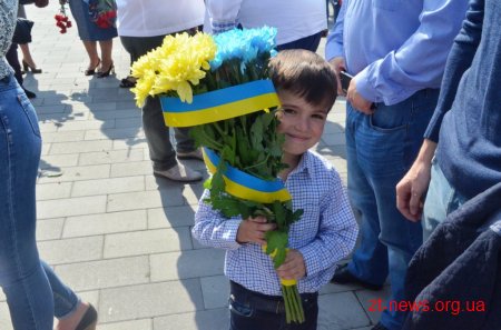 Патріотичною ходою та покладанням квітів розпочалося відзначення Дня Конституції