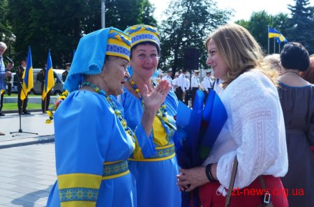 Патріотичною ходою та покладанням квітів розпочалося відзначення Дня Конституції