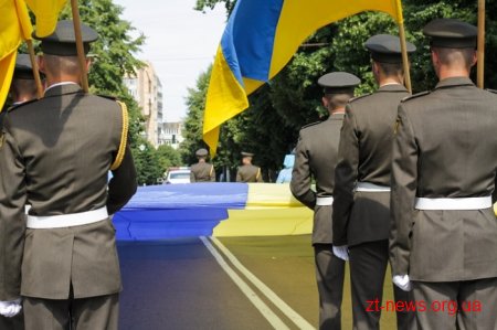 Патріотичною ходою та покладанням квітів розпочалося відзначення Дня Конституції