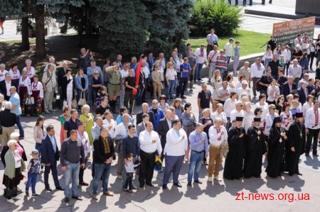 Патріотичною ходою та покладанням квітів розпочалося відзначення Дня Конституції