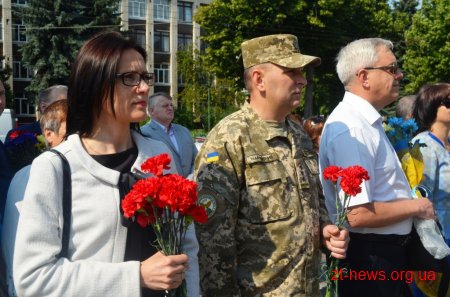 Патріотичною ходою та покладанням квітів розпочалося відзначення Дня Конституції