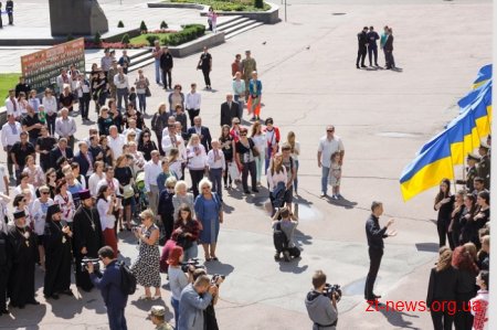 Патріотичною ходою та покладанням квітів розпочалося відзначення Дня Конституції