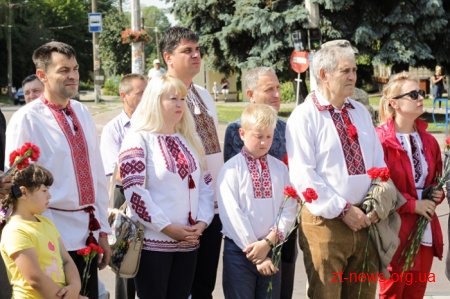 Патріотичною ходою та покладанням квітів розпочалося відзначення Дня Конституції