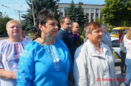 Патріотичною ходою та покладанням квітів розпочалося відзначення Дня Конституції
