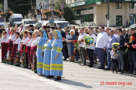 Патріотичною ходою та покладанням квітів розпочалося відзначення Дня Конституції