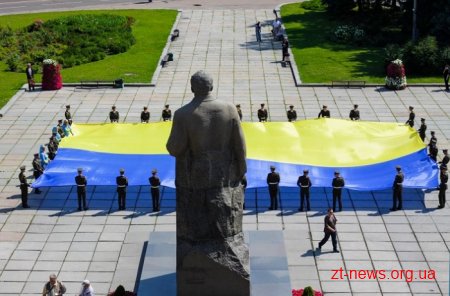 Патріотичною ходою та покладанням квітів розпочалося відзначення Дня Конституції