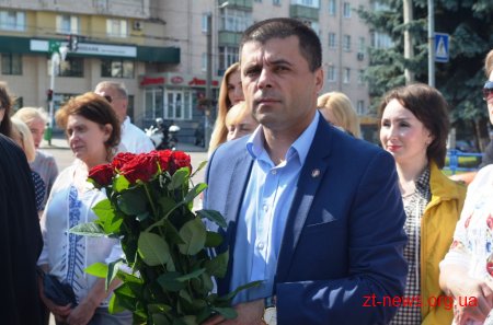 Патріотичною ходою та покладанням квітів розпочалося відзначення Дня Конституції