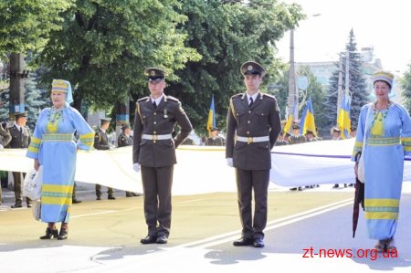 Патріотичною ходою та покладанням квітів розпочалося відзначення Дня Конституції