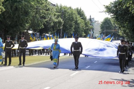Патріотичною ходою та покладанням квітів розпочалося відзначення Дня Конституції
