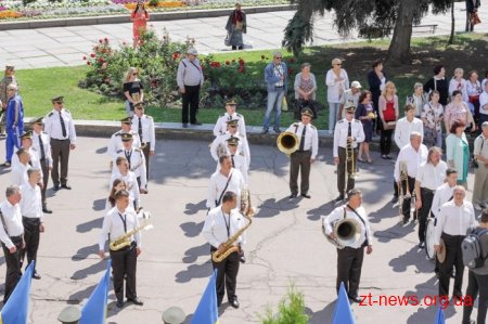 Патріотичною ходою та покладанням квітів розпочалося відзначення Дня Конституції