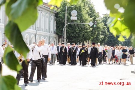 Патріотичною ходою та покладанням квітів розпочалося відзначення Дня Конституції