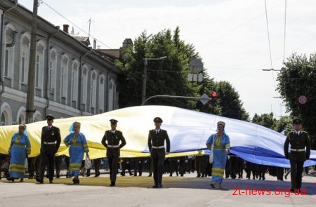 Патріотичною ходою та покладанням квітів розпочалося відзначення Дня Конституції