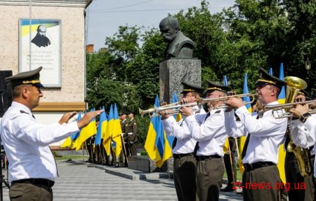 Патріотичною ходою та покладанням квітів розпочалося відзначення Дня Конституції