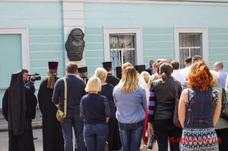 Патріотичною ходою та покладанням квітів розпочалося відзначення Дня Конституції