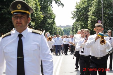 Патріотичною ходою та покладанням квітів розпочалося відзначення Дня Конституції