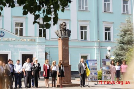 Патріотичною ходою та покладанням квітів розпочалося відзначення Дня Конституції