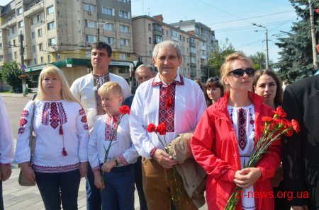 Патріотичною ходою та покладанням квітів розпочалося відзначення Дня Конституції