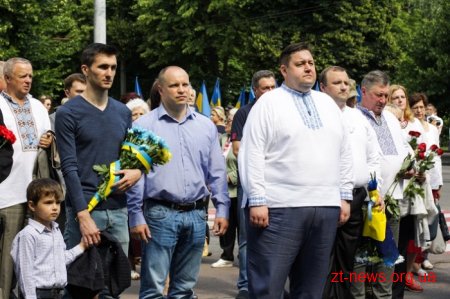 Патріотичною ходою та покладанням квітів розпочалося відзначення Дня Конституції