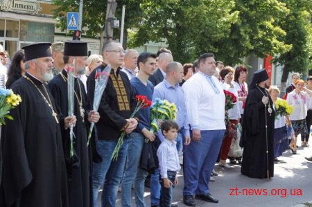 Патріотичною ходою та покладанням квітів розпочалося відзначення Дня Конституції