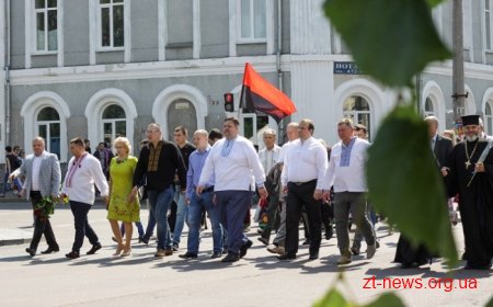 Патріотичною ходою та покладанням квітів розпочалося відзначення Дня Конституції