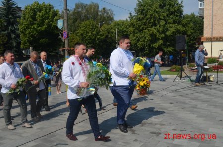 Патріотичною ходою та покладанням квітів розпочалося відзначення Дня Конституції