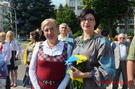 Патріотичною ходою та покладанням квітів розпочалося відзначення Дня Конституції