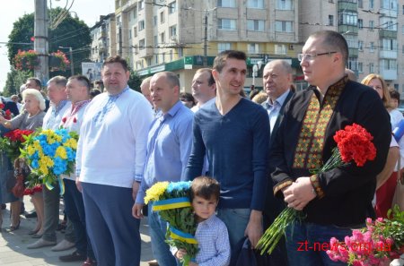 Патріотичною ходою та покладанням квітів розпочалося відзначення Дня Конституції