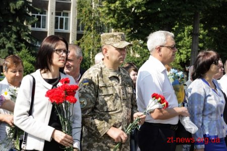 Патріотичною ходою та покладанням квітів розпочалося відзначення Дня Конституції