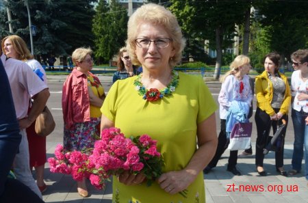 Патріотичною ходою та покладанням квітів розпочалося відзначення Дня Конституції