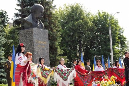 Патріотичною ходою та покладанням квітів розпочалося відзначення Дня Конституції