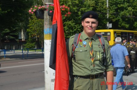 Патріотичною ходою та покладанням квітів розпочалося відзначення Дня Конституції