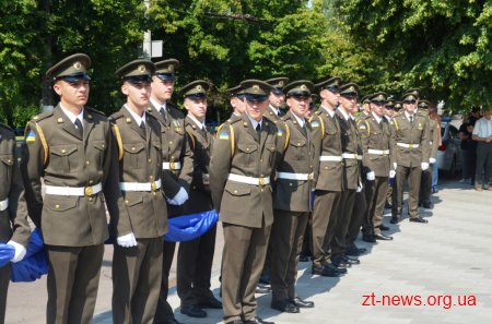 Патріотичною ходою та покладанням квітів розпочалося відзначення Дня Конституції