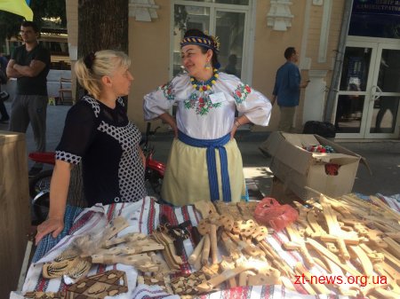 У рамках відзначення Дня Конституції на Михайлівській влаштували містечко майстрів