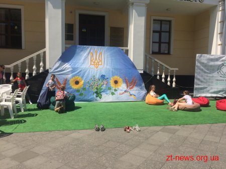 У рамках відзначення Дня Конституції на Михайлівській влаштували містечко майстрів