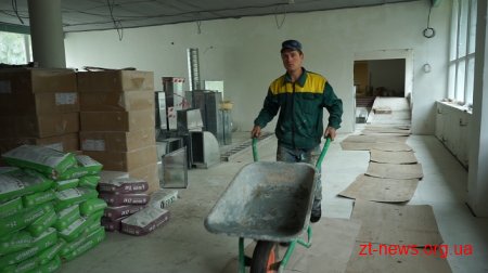 У Центрі вертебрології триває благоустрій території, фарбують стіни і стелю