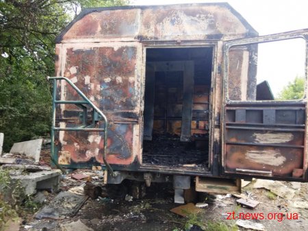 У Малині на подвір'ї приватного господарства загорівся автомобіль
