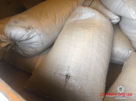 На Житомирщині правоохоронці зупинили автомобіль з 80 мішками бурштину