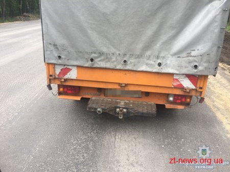 На Житомирщині правоохоронці зупинили автомобіль з 80 мішками бурштину
