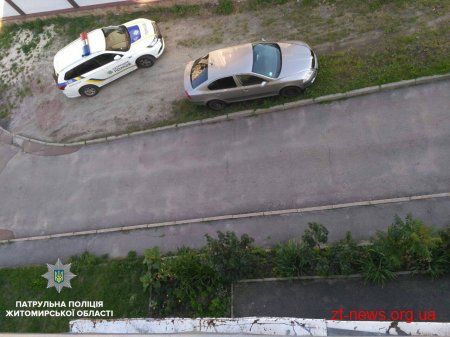 У Житомирі патрульні врятували хлопчика, що виліз з балкона та ледь не впав