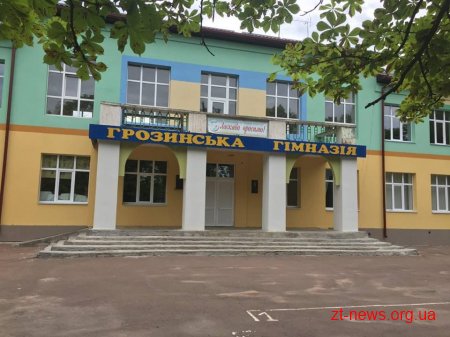 Після зауваження голови ОДА Ігоря Гундича школу у Коростенському районі перефарбували