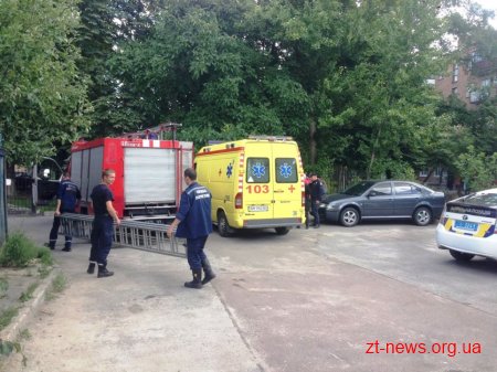 У Житомирі рятувальники вивільнили з зачиненої квартири 2 дітей, які знаходились без нагляду дорослих