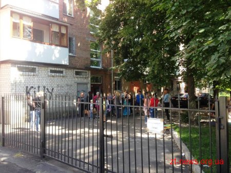 У Житомирі рятувальники вивільнили з зачиненої квартири 2 дітей, які знаходились без нагляду дорослих
