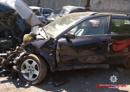 У Малині автомобіль врізався у дерево